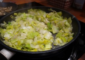 Coquilles saint jacques aux poireaux confits et crème d’échalote
