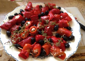 Poivrons roulés aux herbes, câpres et pignons