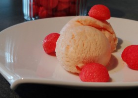 Glace aux fraises Tagada et basilic