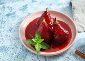 Poires au vin rouge