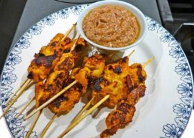Brochettes de poulet satay, suce pimentée et sauce aux cacahuètes
