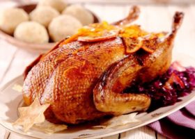 Canard à l’orange entier au four