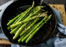 Asperges vertes au bouillon de Johanna et Arthur