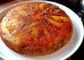 Gâteau aux poires caramélisées et chocolat